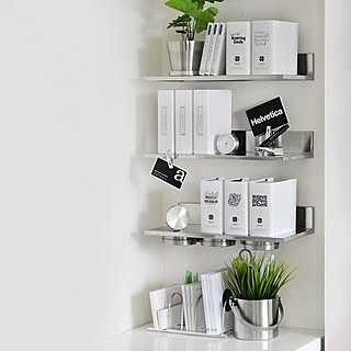 お部屋にクールな輝きを。ステンレス素材を効かせたインテリア