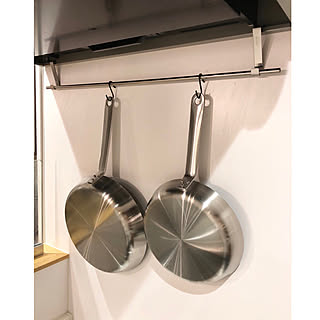 立てて・積んで・吊るして使いやすさアップ！フライパンの収納アイデア