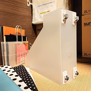 貼るだけで可動式に変身！100均の「らくらくピタッとキャスター」活用方法