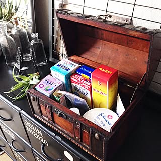 絵になる収納を☆インテリアにトランクを取り入れよう