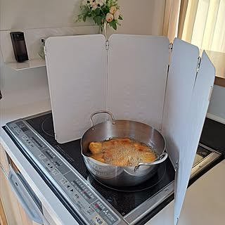 コンロまわりに取り入れたい☆油はねをガードしてくれるアイテム