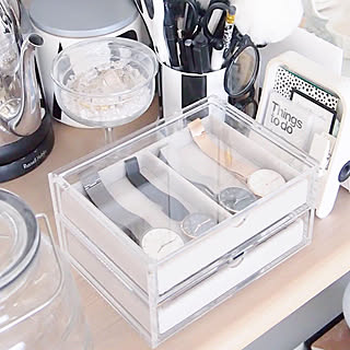 中身をスッキリ一覧できて美しく収納。無印良品のアクリルケース