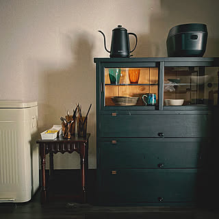 「築45年の味わいを味方に。古道具と黒色で引き締めるキッチン空間」 by ryu.flatさん