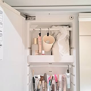 ちょっとした一工夫で快適な収納がかなう。つっぱり棒を活用した賢い収納法