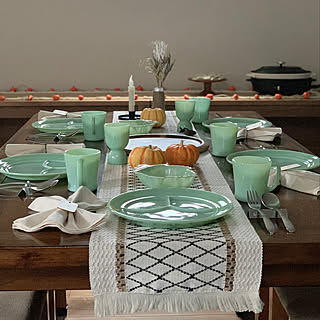 優しい色味が輝く唯一無二の存在感♪ミルクガラスのアイテムがある空間