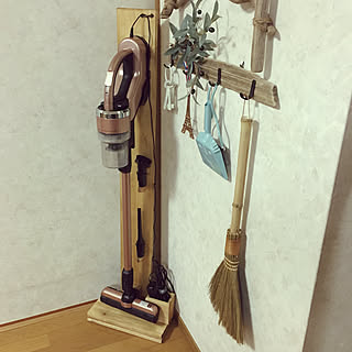 自作ならもっと便利に!スティッククリーナースタンドDIY