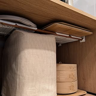 【すきま活用アイデア】ちょっとした隙間がトレー置きに変身!つっぱり棒を使った工夫 by kumiさん