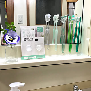 これでもう困らない！貼ってはがせるセリアのフィルムフック活用術