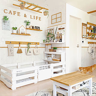 ゆったりした時間が流れる。カントリー風インテリアのお部屋10選