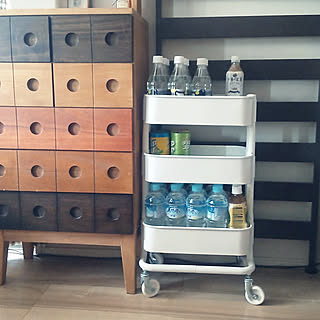 ストックも非常用もスマートに収まる☆ペットボトル飲料の収納テク