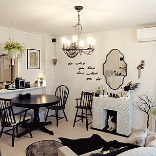 お部屋がぐっと暖かな雰囲気に☆DIYでマントルピースを作ってみませんか？