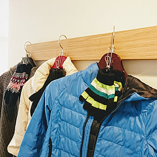 ものを吊るして使いやすくスッキリ整える！セリアのステンレスフックシリーズを使った収納実例