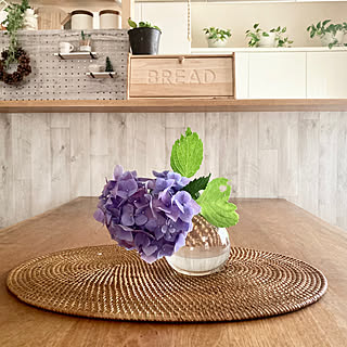 【RoomClipが選んだ厳選3選】「一輪挿し」がテーマの素敵な投稿実例