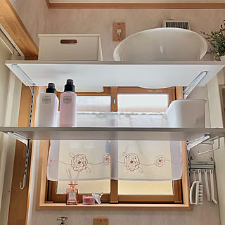 窓にも目隠しにも使える！デザイン豊富なセリアのカフェカーテン