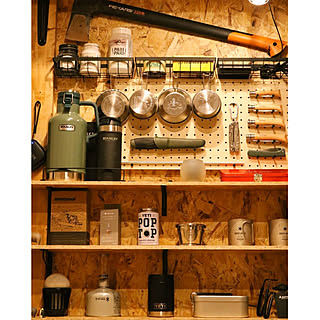 お気に入りギアに囲まれて過ごす時間は格別♪愛用キャンプギアの見せる収納