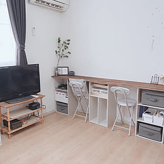 天板をのせるだけ！カラーボックスを使った多彩なスタイルのデスク