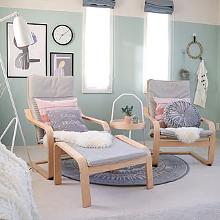 「ポエング」で叶える癒やしの時間。IKEAのアームチェアで作るリラックス空間