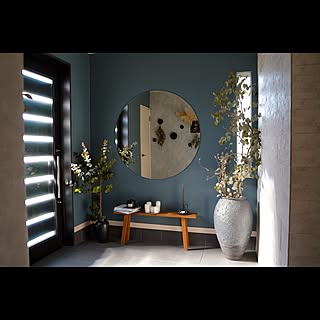 パッと目を引く印象的な空間に。ラウンドミラーのあるインテリア実例