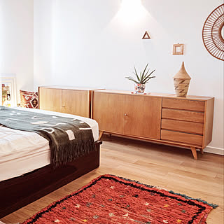 しっかりした落ち着きを空間に加えてくれる。オーク材があるお部屋