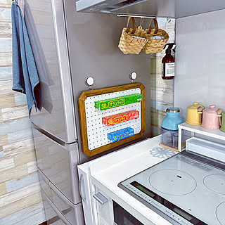 見逃すのはもったいない！冷蔵庫横のスペースを整理収納に活用するアイデア集