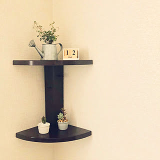 お部屋の角を有効活用できる！100円ショップの「コーナーラック」