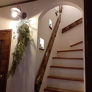 貼るだけリメイクから本格的なDIYまで♪いつもの階段を魅力的に変えるアイデア