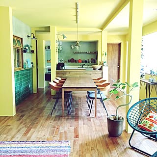 明るくハッピーな空間に！個性的なのに馴染みがいいイエロー壁のあるお部屋