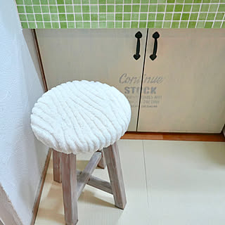 かぶせるだけでイメージチェンジ♪100均の「椅子カバー」&「椅子脚カバー」