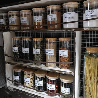 インテリアに馴染むデザイン性の高さがうれしい☆ダイソーの調味料入れ