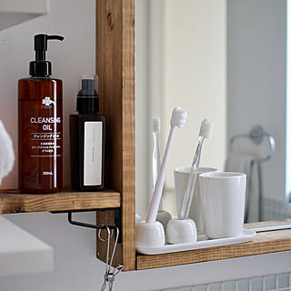 立てたり浮かせたりしてすっきり収納♪歯ブラシやコップの置き方10選