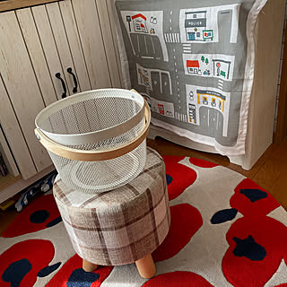 どこにおいても様になってくれるのが便利♪ダイソーの木製取っ手バスケットが収納に活躍