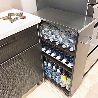 ペットボトルのストックどうしてる?キッチン収納の実例集