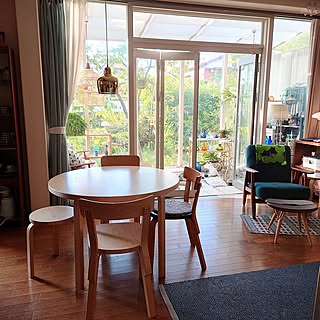 自然と集まる場所に♡暮らしに合わせたダイニングテーブルの置き方と工夫