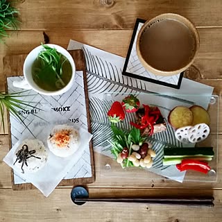 うきうきできる空間が手軽に楽しめる♪100均アイテムで作るテーブルコーデ