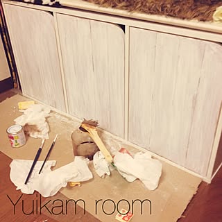 塗装で温かい木の質感を♪板張り扉風のカラーボックスリメイク by yuikamさん
