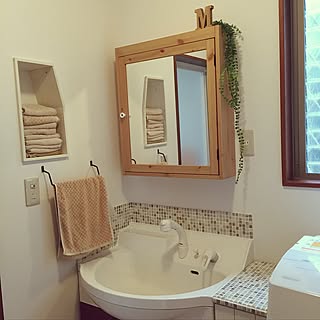 身だしなみを整えるときも、お部屋を広く見せたいときも。インテリアで活躍するIKEAのミラー