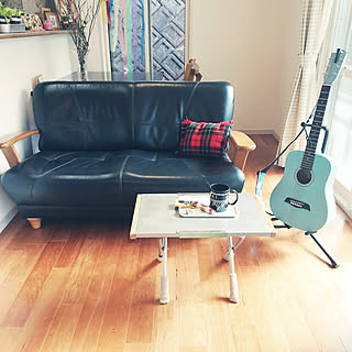 使い方いろいろ！お家のいろんな場所で活躍してくれる小さなテーブル