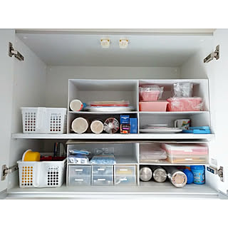 高い位置でも取り出しやすい工夫を♪使い勝手のいい吊り戸棚の中の収納術