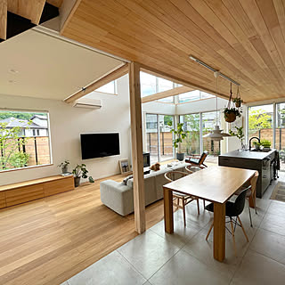 一体感のあるスタイルを楽しむ♪開放感を演出する縦長リビングの魅力