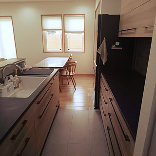 「生活感をそっと隠した、ナチュラルなインテリアに溶け込む木目調キッチン」 by komasanさん