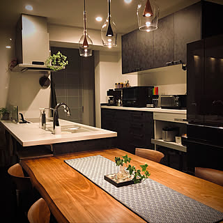 「暮らしの真ん中でミニマルにシックに佇む、絵になるキッチン」 by gavasさん