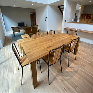 「空間に溶け込み、暮らしに寄り添う、心地良い存在感のダイニングテーブル」 by yopykrさん