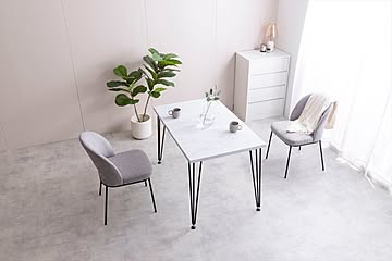 美しい大理石調の天板×ブラックスチール脚のデザインが特徴的なダイニングテーブル