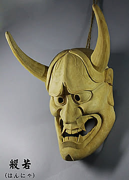 般若面 匠の技術で彫られた壁掛け用木彫り 楠面 般若面 木彫り 能面 お面 壁掛け用 骨董 木彫り 彫刻 工芸品 風水 魔よけ 魔除け インテリア 和柄