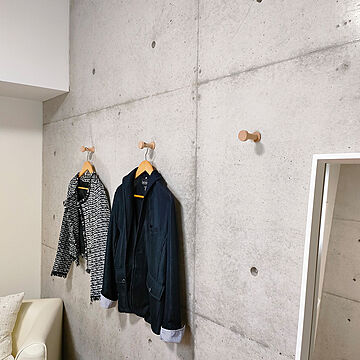 コンクリート壁×木製フック classicoPコンフック デザイナーズマンション 打ちっぱなし 壁面収納 壁掛けフック