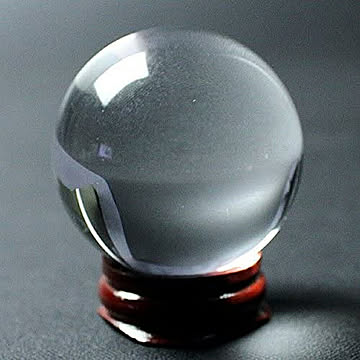 【訳あり】【小キズあり】 置物 水晶球 クリスタル 8cm 中 木製 台座付き 運気急上昇 占い 占い師 風水グッズ 風水 人工 溶錬 水晶玉 開運祈願 金運祈願 玄関 開運 ボール クリア