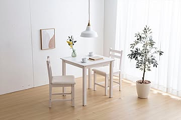 お部屋に馴染みやすいカラーと温かみある木目が特徴のダイニングセット