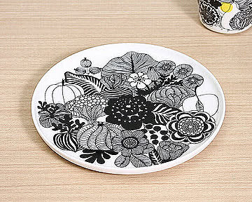 マリメッコ シイルトラプータルハ プレート 20cm ブラック (植物) 68422-190 marimekko SIIRTOLAPUUTARHA