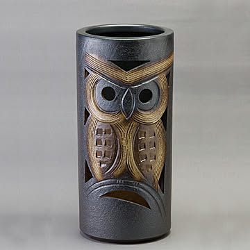 信楽焼　ふくろう彫り　傘立て　黒