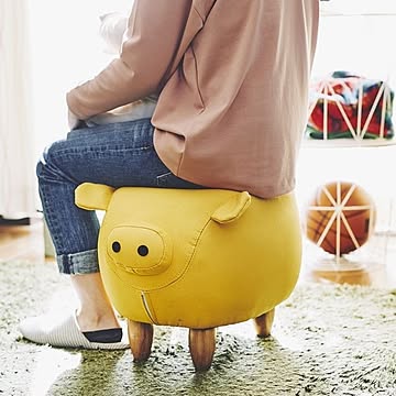 マスタード色のぶたモチーフのアニマルスツール